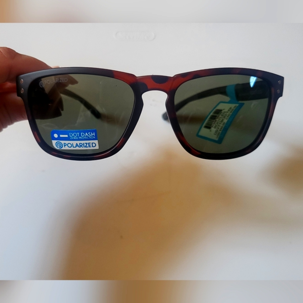 NWT. DOT DASH POLARIZED CLASSIC SUNGLASSES